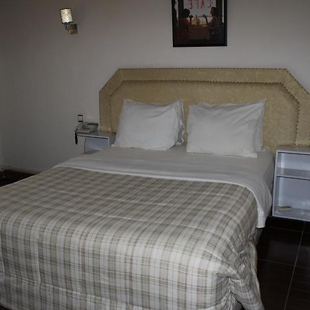 Zambezi Inn Hotel Конакри Экстерьер фото