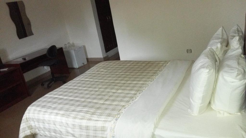 Zambezi Inn Hotel Конакри Номер фото