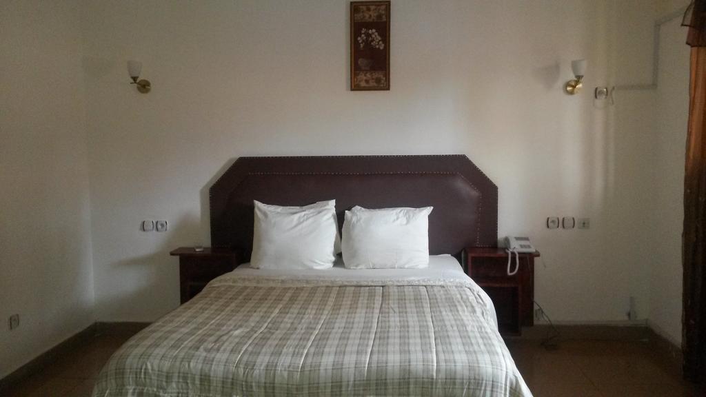 Zambezi Inn Hotel Конакри Номер фото