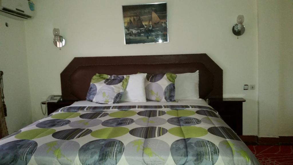 Zambezi Inn Hotel Конакри Номер фото