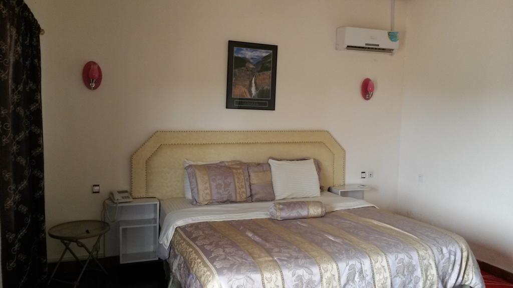 Zambezi Inn Hotel Конакри Экстерьер фото
