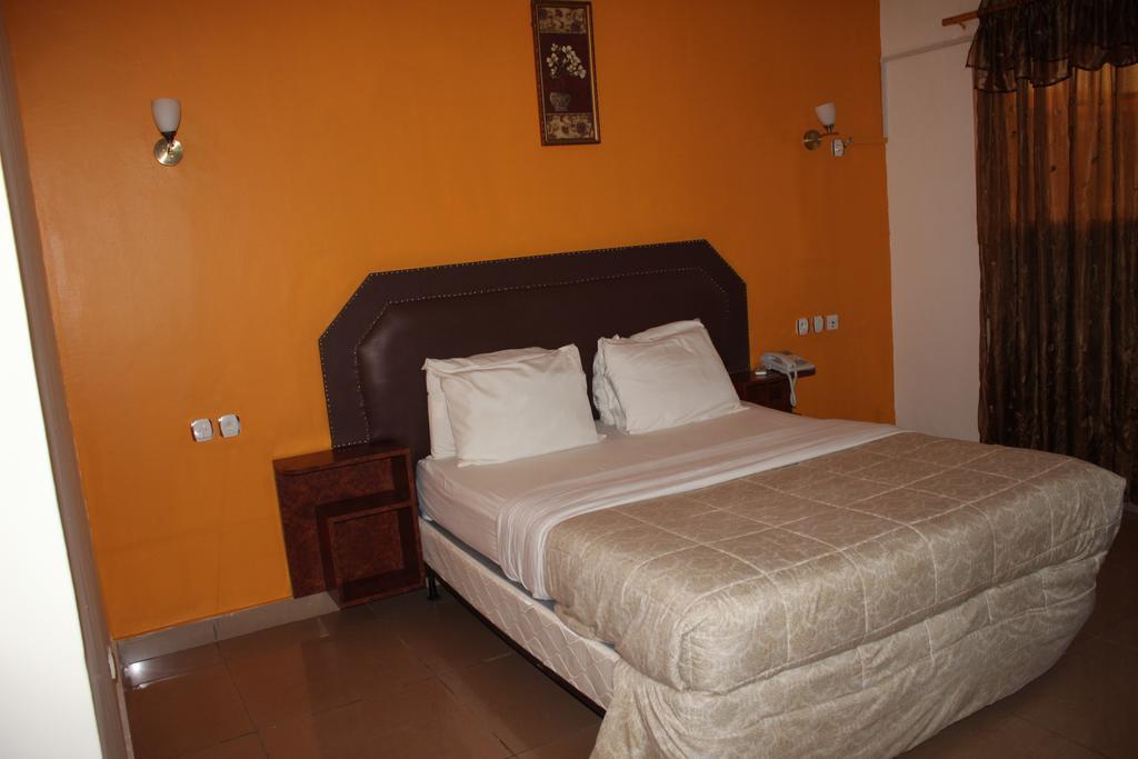 Zambezi Inn Hotel Конакри Экстерьер фото